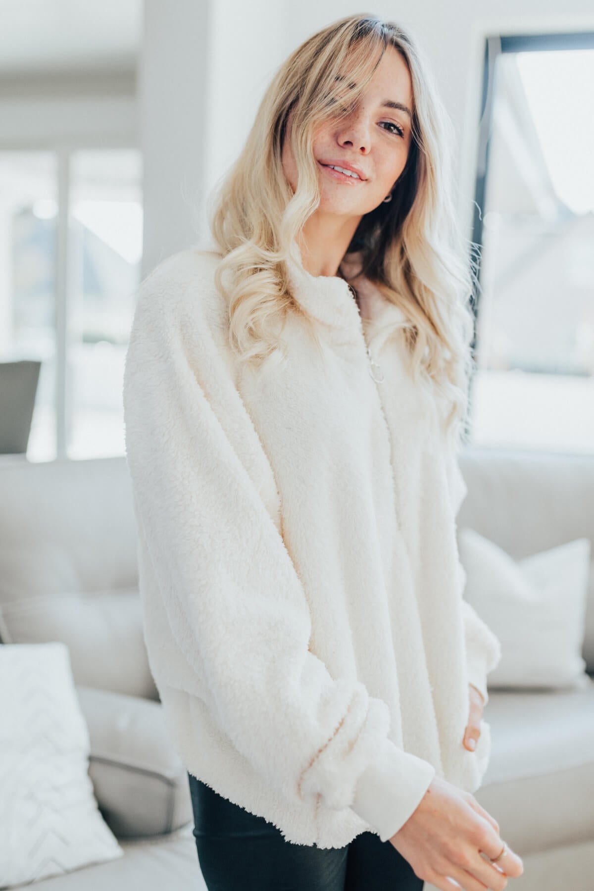 White High-Quality Fuzzy Material Boutique Pullovers for Women