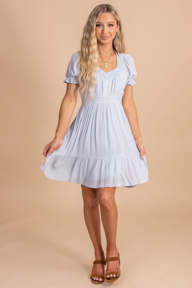 Knee-length dress with ruffles and puff sleeves