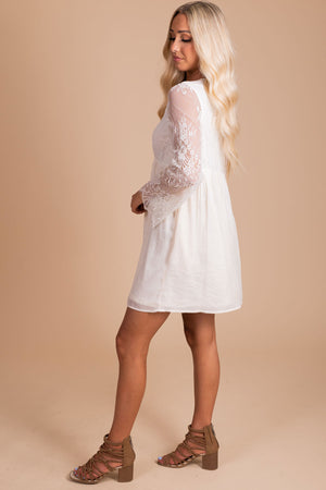 Women's mini dress with lace sleeves in white